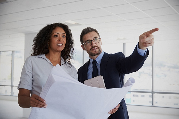 Realitní makléři konzultují prodej nemovitosti